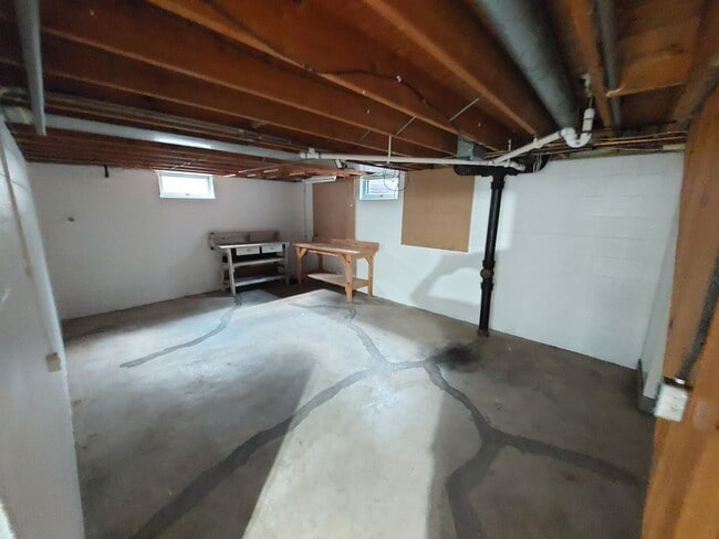 Building Photo - 3 bedroom 1.5 bath brick ranch home with f...