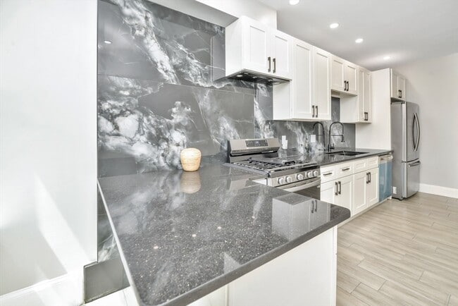 Building Photo - 9 A Ruthven St