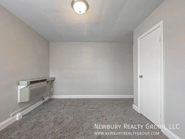 Building Photo - Meticulously maintained two-bedroom, one-b...