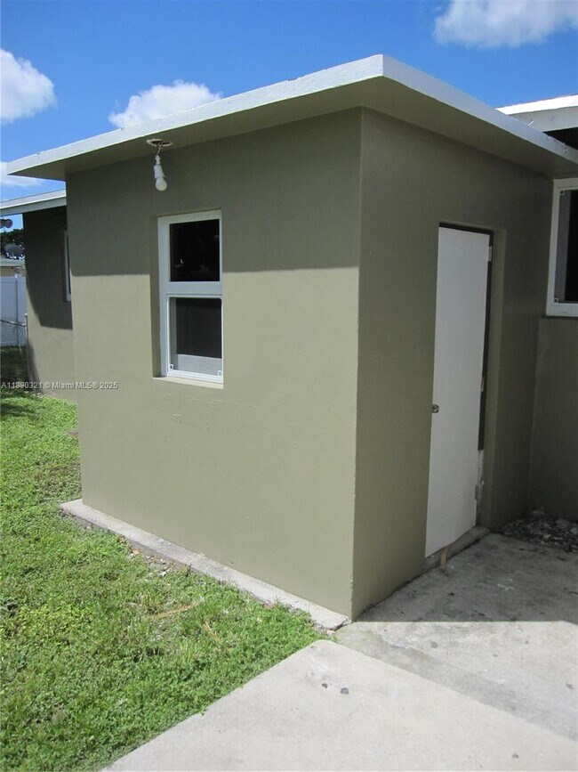 Building Photo - 3151 SW 37th Terrace