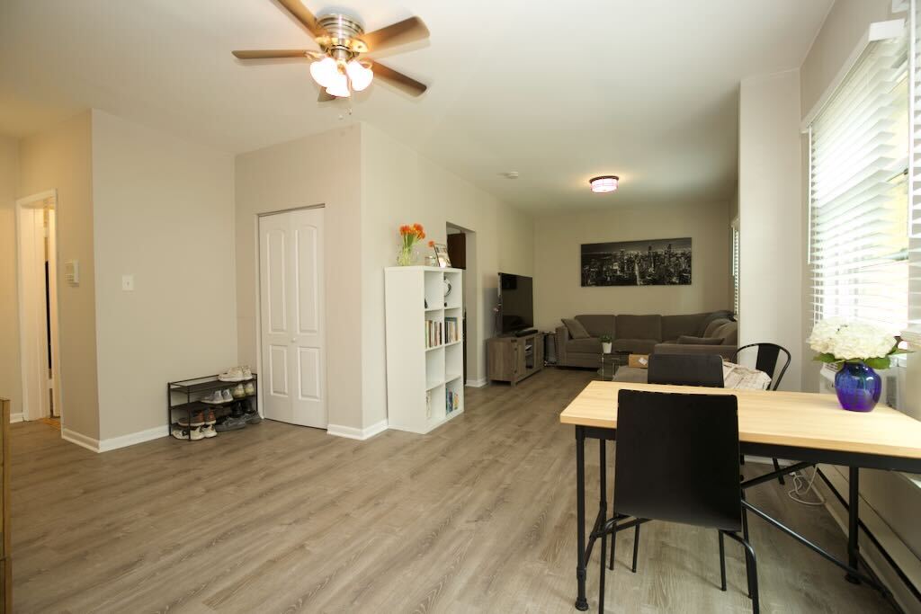 Building Photo - 710 W Roscoe St