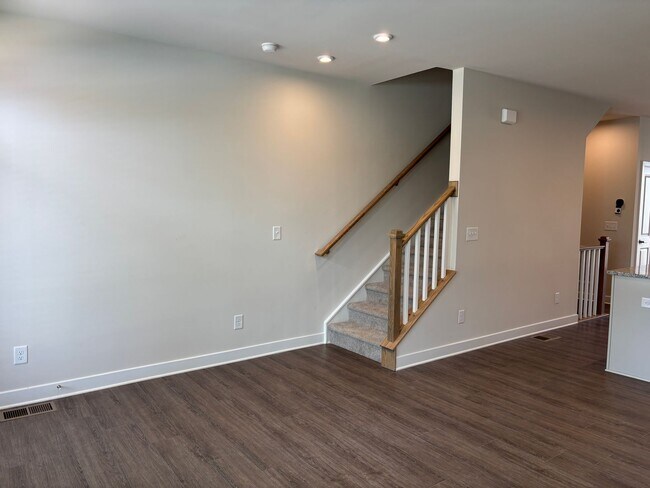 Building Photo - Pristine, move-in ready Townhome located i...