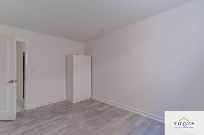 Building Photo - 208 Lloyd St