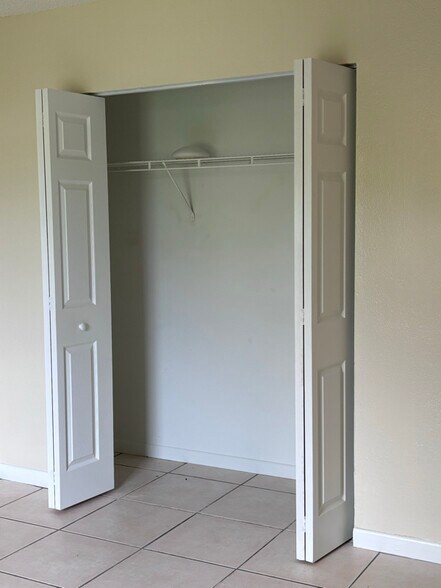 Building Photo - 3039 Queen Palm Dr