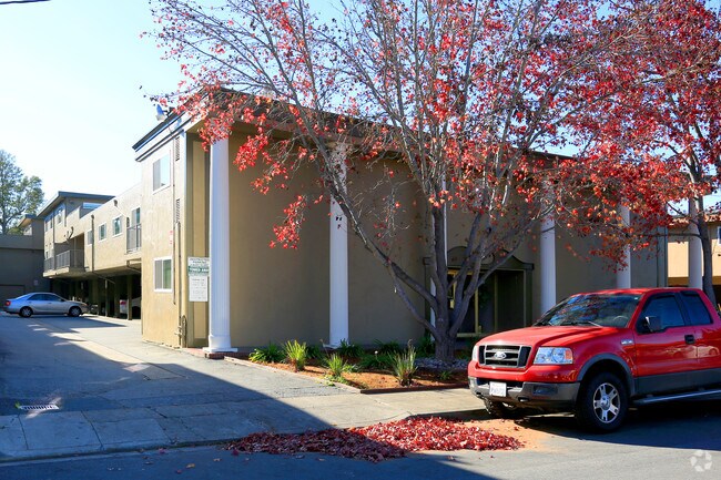 Primary Photo - Corinthian Apartments