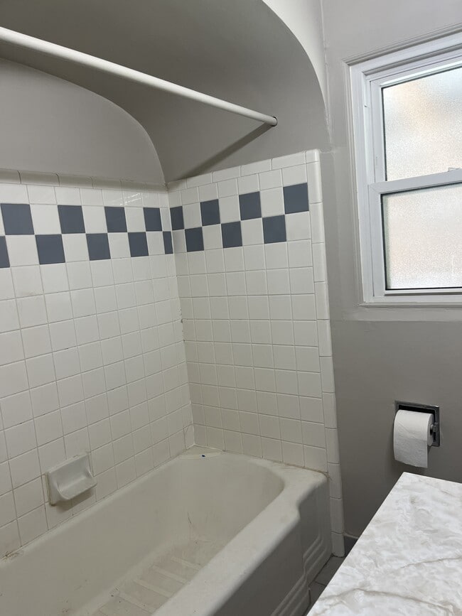 Building Photo - 445 N 200 W St
