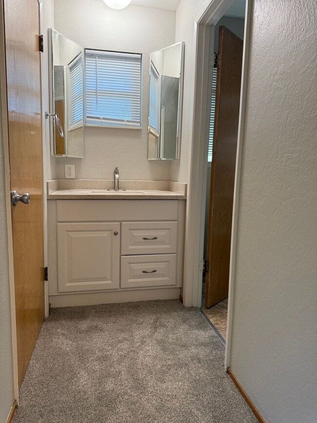 Building Photo - Spacious Waverly Park Home - Open House Fr...