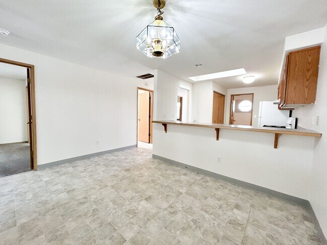 Building Photo - 5548 - 5550