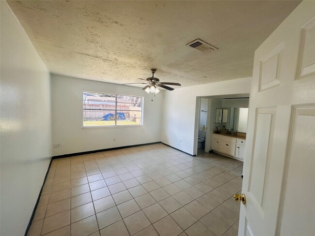 Building Photo - 10502 Long River Dr