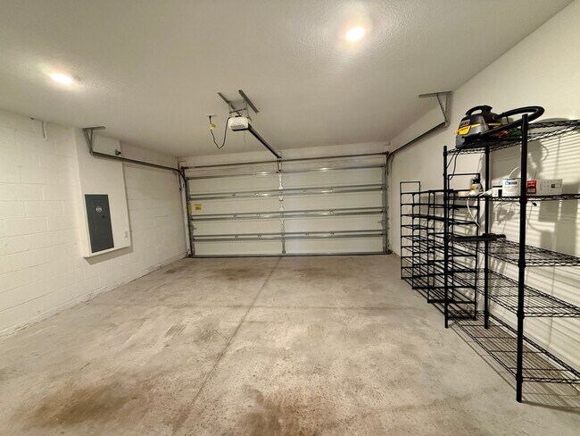 Building Photo - 5282 Neil Dr