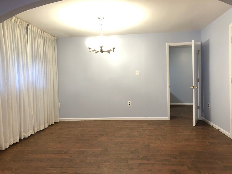 Dining - chandelier - 3766 Persimmon Cir