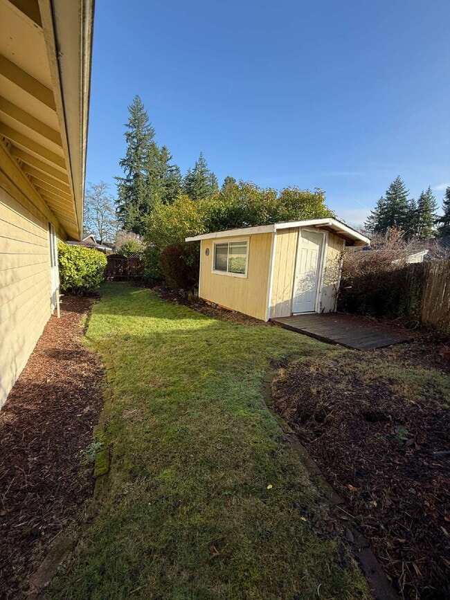 Building Photo - Spacious 4-Bedroom Retreat in Renton Available!