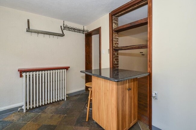 Building Photo - Gorgeous 3-Bedroom Townhouse in Washington Square West! Available mid-July!