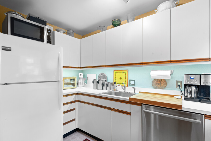 Building Photo - 408 S Croskey St
