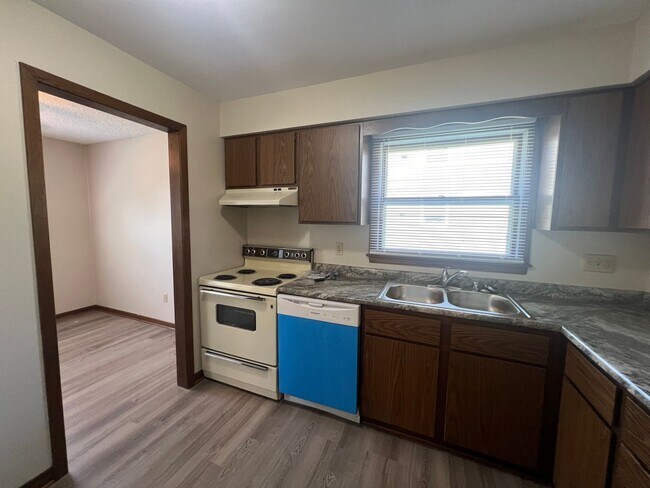 Building Photo - Fully Renovated 2-bed, 1-bath Apartment with a Garage Stall!