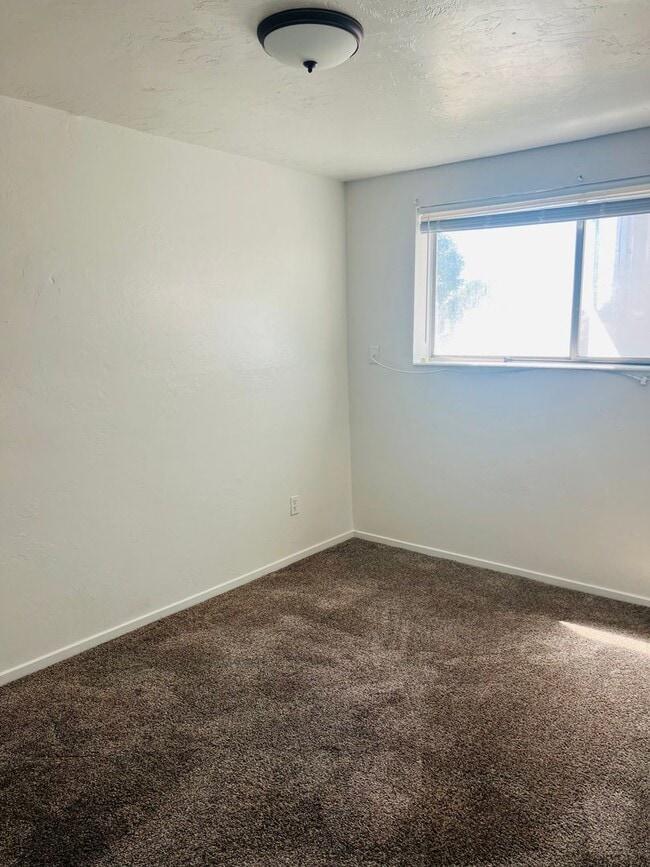 Building Photo - Beautiful Sunset townhome, row end with ce...