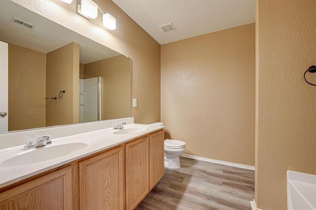 Building Photo - 14112 Esperanza Dr