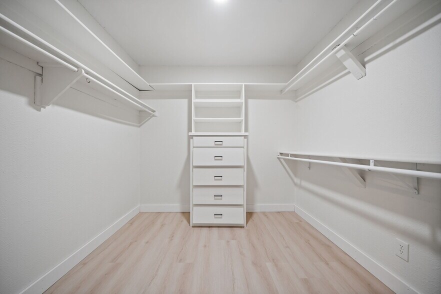 Building Photo - 9980 Brockbank Dr