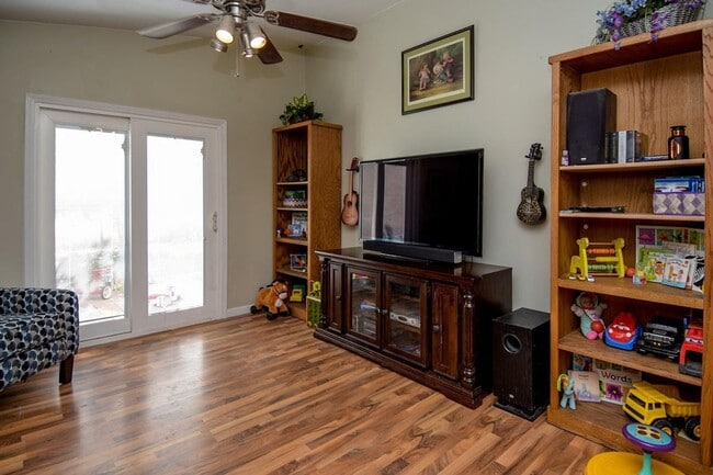 Building Photo - Bloomington Hills Beauty