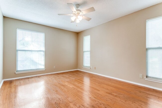 Building Photo - 4-BEDROOM IN BLOSSOM PARK