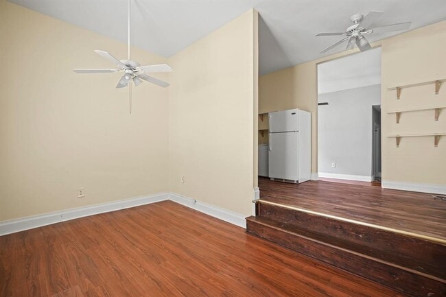 Building Photo - 212 W 43rd St