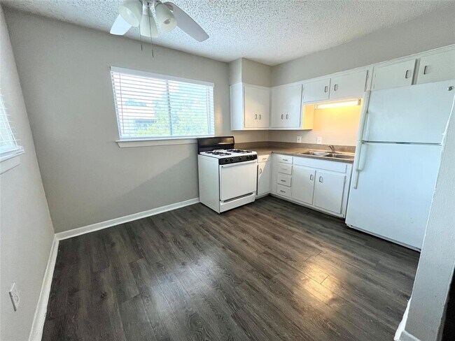 Building Photo - 3106 Duval St