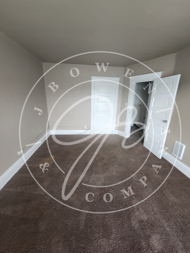 Building Photo - "Charming 2-Bedroom Townhouse on East Broa...
