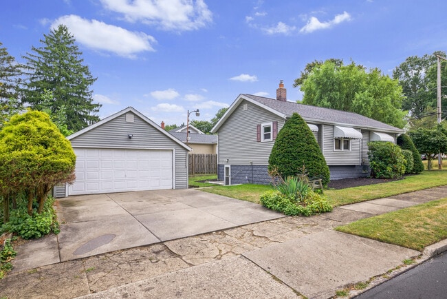 Building Photo - 1369 Tonawanda Ave