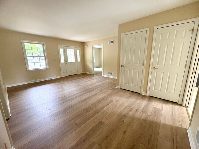 Building Photo - 3 Bedroom 2.5 Bathroom Home Available in Elizabethtown!