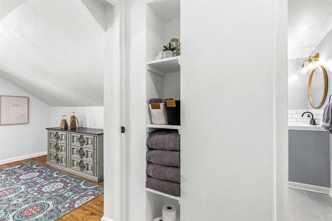 Building Photo - 419 S Kenwood Ave