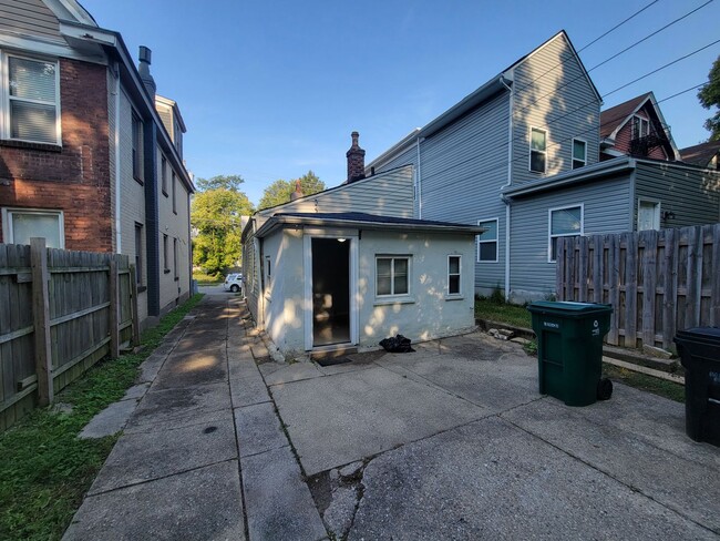 Building Photo - 2 Bedroom home in Price Hill