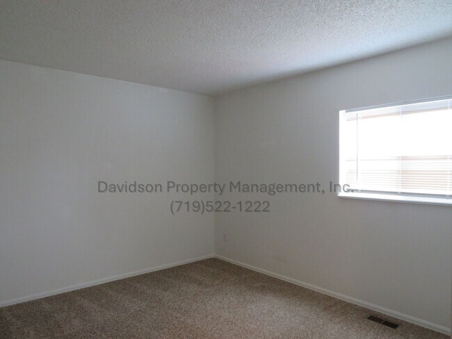Building Photo - Charming 3-bedroom House in Secuirty-Widef...
