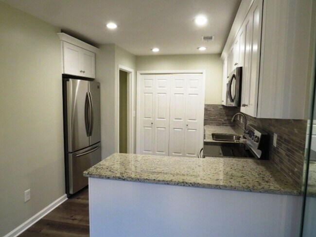 Building Photo - Must See Condo in the Heart of Vestavia Hi...