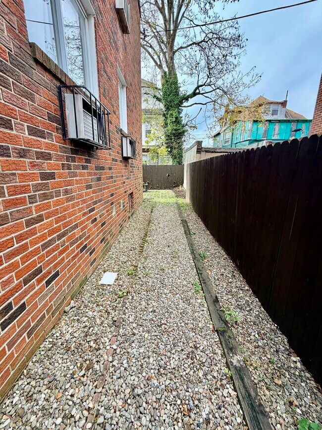 Building Photo - 6518 N Camac St