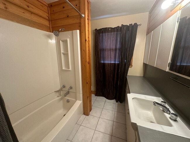 Building Photo - Four Bedroom, Two Bathroom, Pet Friendly H...
