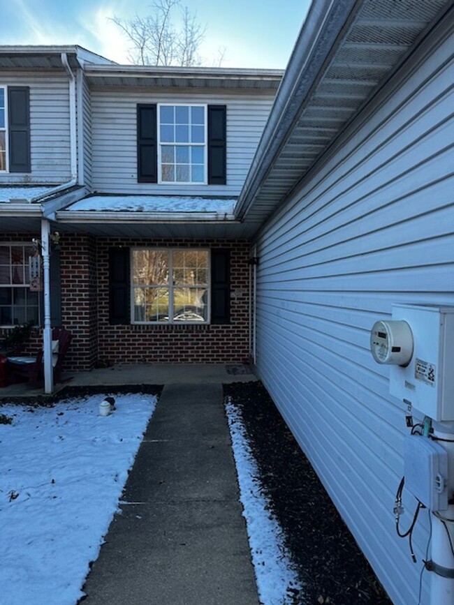 Building Photo - Beautiful 3 Bedroom, 1.5 Bath Townhome in ...