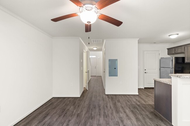 Building Photo - 2 Bed 2.5 Bath Townhome
