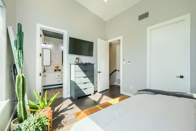 Building Photo - End Unit Townhome