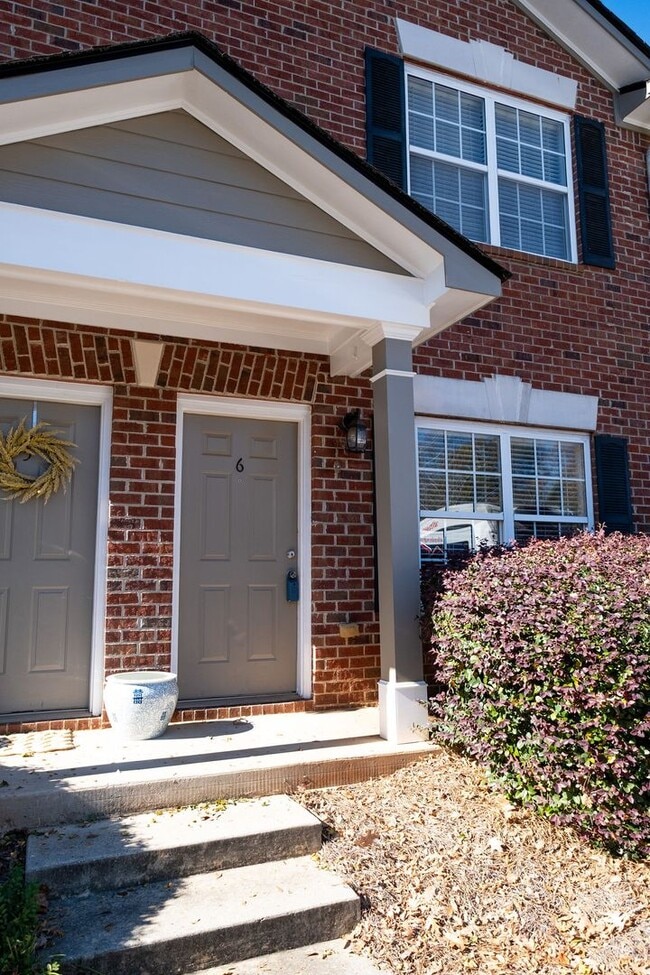 Building Photo - Available Now: 2 Bedroom, 2.5 Bath Condo in East Athens
