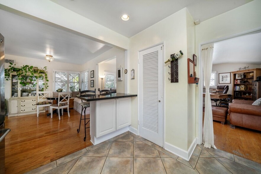Building Photo - 4571 Canoga Dr