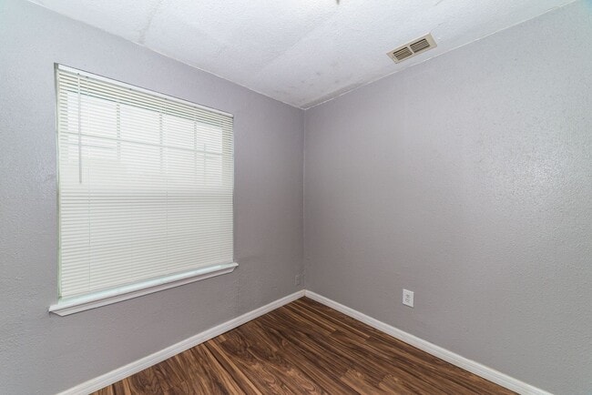 Building Photo - 3-BEDROOM GOVERNMENT HILL DUPLEX