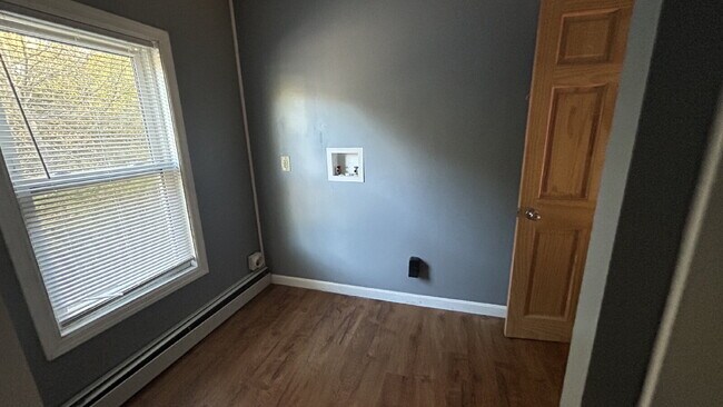 Building Photo - Newly updated, bright and spacious 2 bed/1...