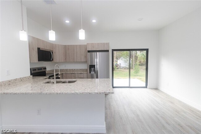 Building Photo - 1123 Deauville St E