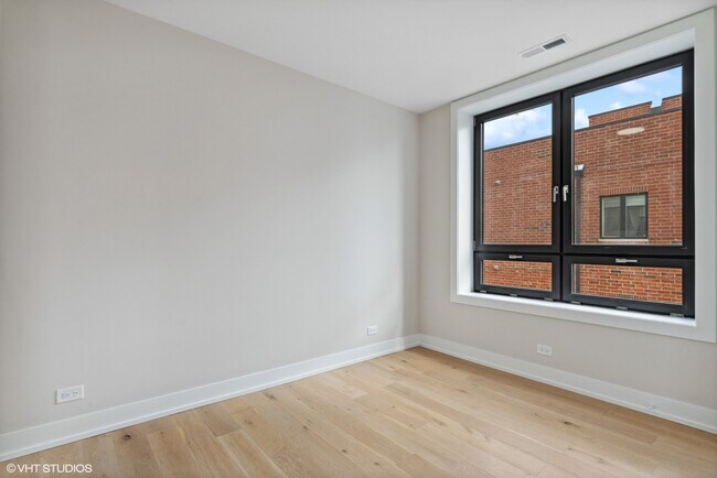 Building Photo - 3332 W Irving Park Rd