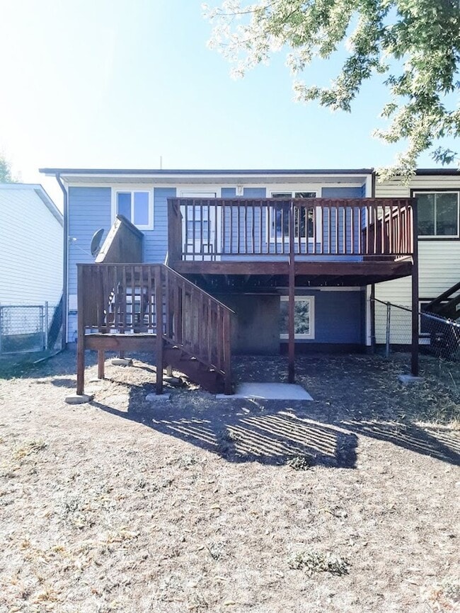 Building Photo - 4 Bed/ 2 Bath Townhome!