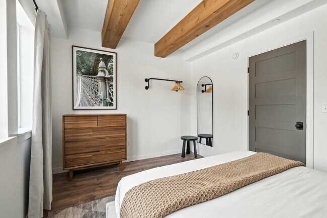 Building Photo - 925 NE 23rd Ave