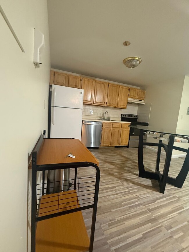 Building Photo - Bright & Modern 1 Bedroom Condo in quiet, ...