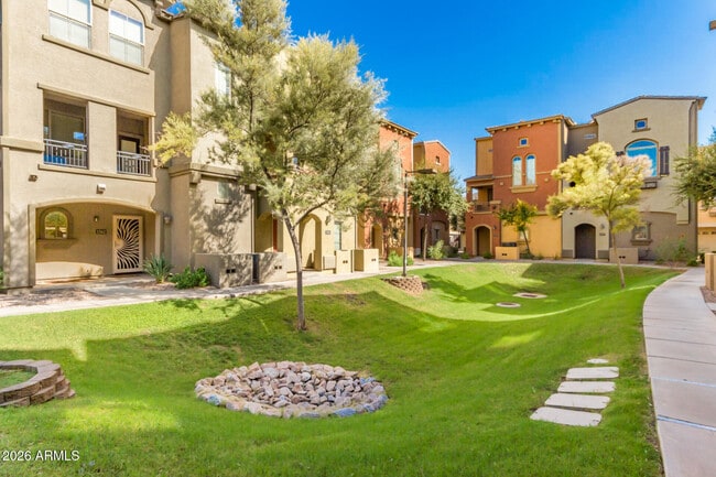 Building Photo - 2402 E 5th St