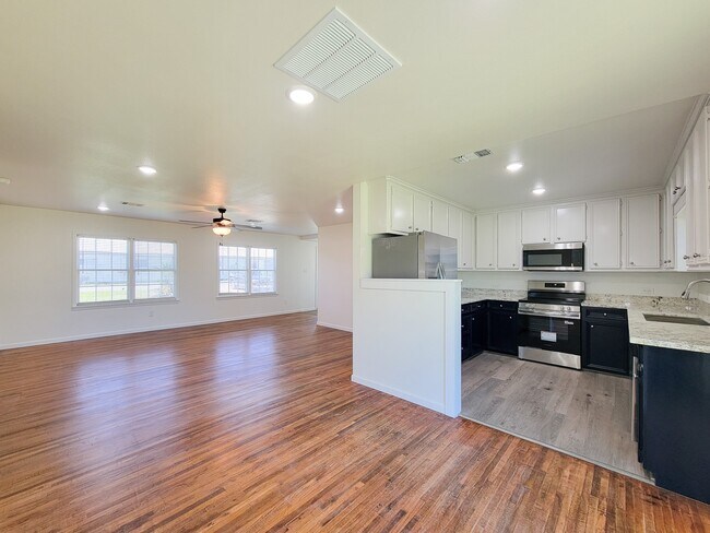 Building Photo - 413 S Market St