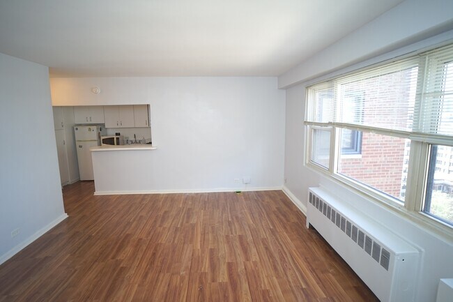 Building Photo - 2909 N Sheridan Rd